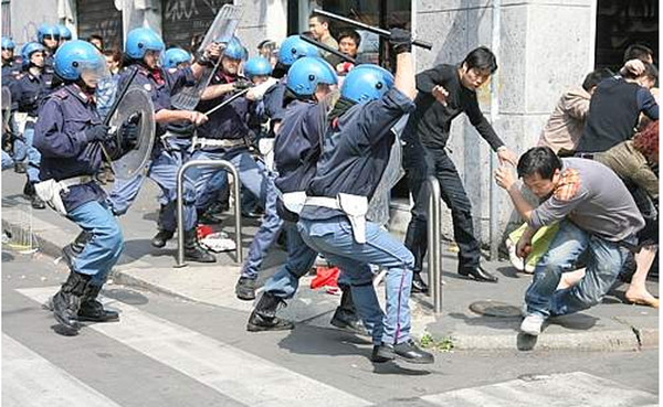 2007년 4월 12일 이탈리아 밀라노에서 벌어진 중국인들의 폭동 당시 모습. 이탈리아 경찰들이 무력진압하고 있다. 중국 정부는 여기에 '찍'소리도 못했다.