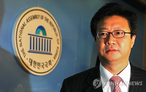 ▲ 한나라당 정태근 의원이 13일 오후 국회 정론관에서 탈당을 선언한뒤 기자회견장을 나서고 있다. ⓒ연합뉴스