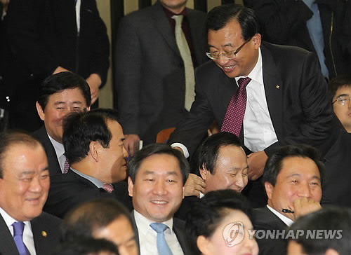 ▲ 13일 오후 국회에서 열린 한나라당 의원총회에서 박근혜 전 대표의 대변인격인 이정현 의원이 참석 의원들과 이야기를 나누고 있다. ⓒ연합뉴스