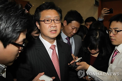 ▲ 정태근 한나라당 의원이 13일 탈당을 선언하며 기자들의 질문에 답하고 있다. ⓒ 연합뉴스