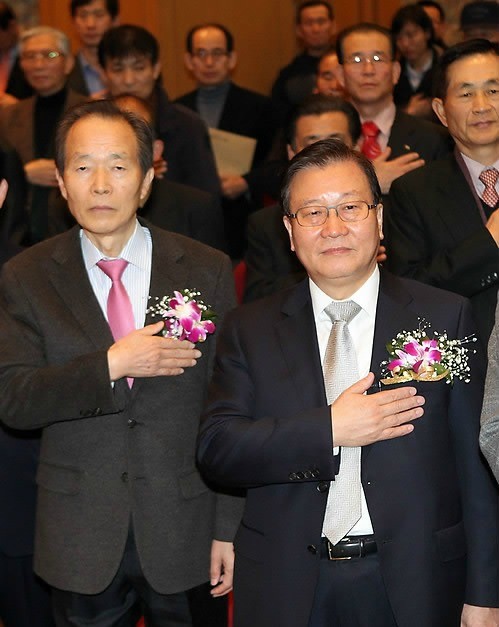 ▲ 박세일 한반도선진화재단 이사장(오른쪽)과 장기표 신문명정책연구원 대표가 지난달 27일 부산 국제신문사 대강당에서 열린 대중도신당 창당설명회에 참석, 국기에 대한 경례를 하고 있다. ⓒ연합뉴스