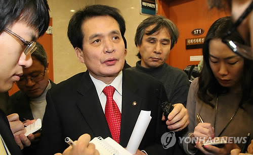 ▲ 민주당 장세환 의원이 14일 국회 정론관에서 19대 불출마 기자회견을 마치고 나서 취재진의 추가질문에 답변하고 있다. ⓒ연합뉴스