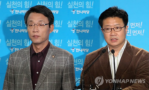 ▲ 지난달 6일 한나라당 김성식 의원(좌)과 정태근 의원이 기자회견을 갖고 대통령의 5대 쇄신을 촉구하고 있다. ⓒ연합뉴스