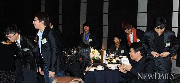 ▲ '비가비, 꿈을 향해 날다' 출연진이 내빈들에게 인사를 하고 있다.  ⓒ 양호상 기자