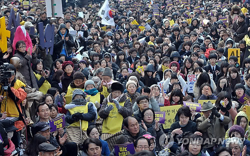 ▲ 1000차 수요집회 인파(서울=연합뉴스) 제1000차 일본군 '위안부'문제 해결을 위한 정기 수요시위가 열린 14일 서울 중학동 주한일본대사관 앞에서 할머니들과 함께 참가한 시민들이 구호를 외치고 있다.ⓒ