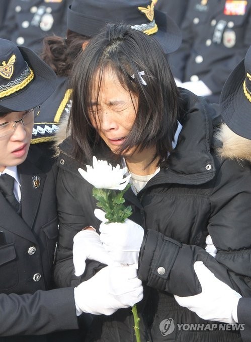 ▲ 불법조업 중국어선 단속 중 순직한 故 이청호 경사의 영결식이 14일 오전 인천해양경찰서 전용부두에서 엄수된 가운데 부인 윤경미씨가 오열하고 있다. ⓒ연합뉴스