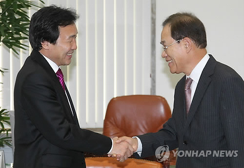 ▲ 민주당 손학규 대표가 14일 오후 국회 당대표실을 방문한 하금열 신임 대통령실장과 악수하고 있다. ⓒ연합뉴스