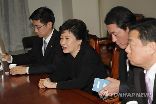 ▲ 한나라당 박근혜 전 대표가 14일 오후 국회 의원회관에서 신당 수준의 재창당을 요구해 온 당내 쇄신파 의원들을 만나 당 쇄신 전반에 대해 논의하고 있다. ⓒ 연합뉴스