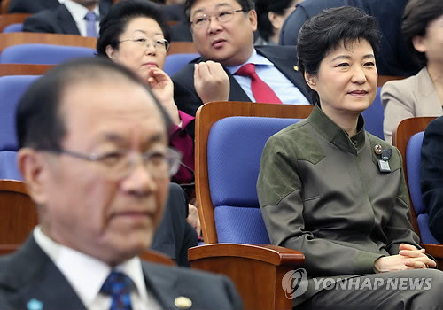 ▲ 한나라당 박근혜 전 대표와 황우여 원내대표가 15일 오전 국회에서 열린 의원총회에서 생각에 잠겨 있다. ⓒ 연합뉴스