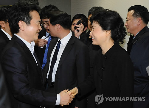 ▲ 한나라당 박근혜 전 대표가 14일 당 쇄신파를 만나기 위해 국회 의원회관에 도착, 남경필 의원과 악수를 나누고 있다. ⓒ연합뉴스