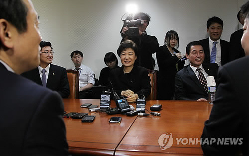 ▲ 한나라당 박근혜 전 대표와 쇄신파 의원들이 14일 오후 국회 의원회관에서 회동, 당 쇄신 전반에 대해 논의하고 있다. ⓒ연합뉴스