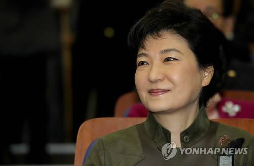 ▲ 한나라당 박근혜 전 대표가 15일 국회에서 열린 의원총회에서 황우여 원내대표의 발언을 경청하고 있다. ⓒ 연합뉴스