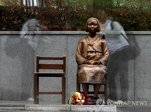 ▲ 지난 14일 제1000차 일본군 위안부 문제 해결을 위한 정기 수요시위가 열린 이날 제막된 위안부 평화비의 소녀상이 조용히 일본 대사관을 바라보고 있다. ⓒ 연합뉴스