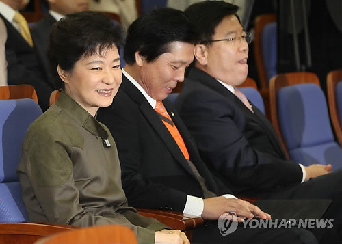▲ 한나라당 박근혜 전 대표가 15일 오전 국회에서 열린 의원총회에서 미소를 짓고 있다. ⓒ연합뉴스