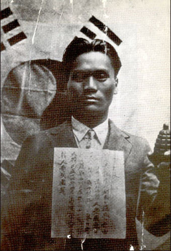 ▲ 홍구공원 의거 전 윤봉길 의사의 사진. 수억 중국인들은 지금은 일제를 비난하지만 당시에는 제대로 저항할 엄두도 못냈다. 그런 상황에서 윤봉길 의사의 의거는 중국인들에게는 충격이었다.
