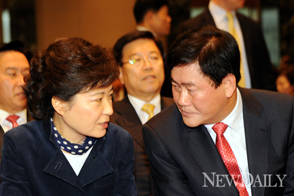 ▲ 한나라당 박근혜 전 대표와 최경환 의원이 대화를 나누는 모습 ⓒ뉴데일리