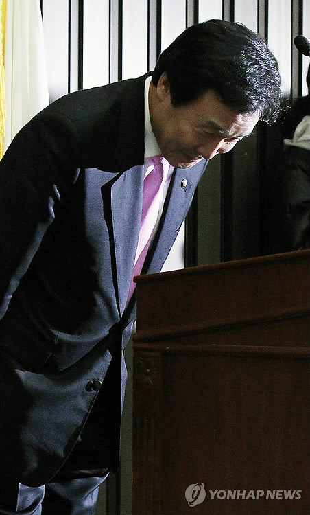 ▲ 민주당 손학규 대표가 16일 오전 국회 본청에서 열린 의원총회에서 모두발언을 마친뒤 인사하고 있다.ⓒ연합뉴스