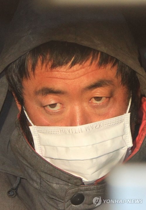 ▲ 해양경찰 특공대원이 지난 12일 인천시 옹진군 소청도 남서방 87km 해역에서 실시된 중국어선 나포 작전 중 중국 선원이 휘두른 흉기에 찔려 1명이 숨지고 1명이 다쳤다. 해경에 나포된 중국어선 요금어15001호의 선원들이 13일 새벽 인천항 해경부두에 도착, 호송차 안에서 인천해경서로 압송되기를 기다리고 있다. ⓒ연합뉴스