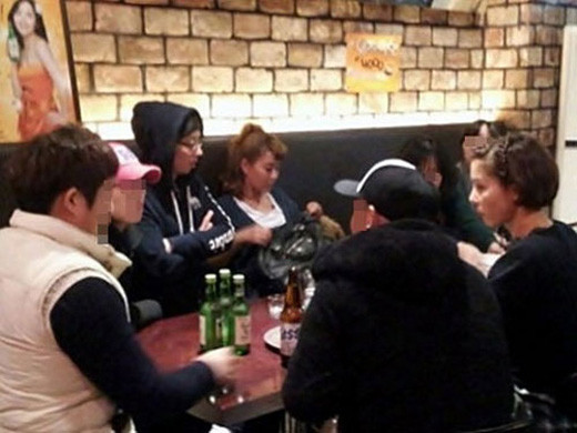 ▲ 유재석 회식 사진이 화제가 되고 있다. ⓒ 온라인 커뮤니티