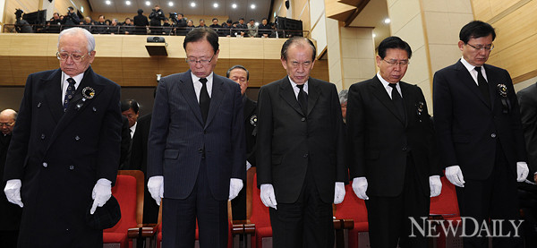 ▲ 조문객들이 한국의 철강왕 고 박태준 전 포철회장의 영면을 기리고 있다.ⓒ