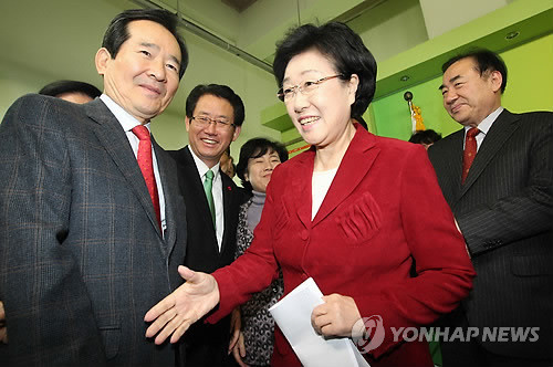 ▲ 한명숙 전 국무총리가 19일 서울 영등포 민주통합당 당사에서 기자회견을 열고 다음 달 15일 전당대회에서 대표 경선에 출마할 것임을 공식화했다. 한 전 총리가 기자회견 뒤 당 관계자들과 악수하며 인사하고 있다. ⓒ 연합뉴스