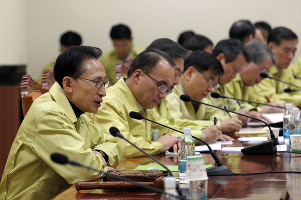 ▲ 19일 오후 이명박 대통령이 김정일 사망과 관련한 비상 국무회의를 주재하고 있다. ⓒ 청와대
