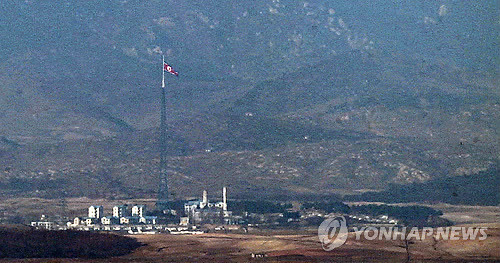 ▲ 파주 지역에서 보이는 북한 기정동 마을의 인공기 게양대.