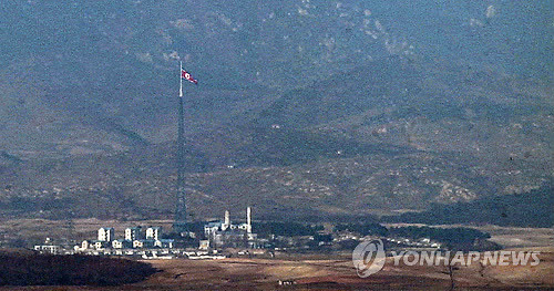 ▲ 파주 지역에서 보이는 북한 기정동 마을의 인공기 게양대.