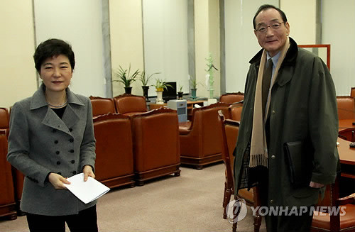 ▲ 한나라당 박근혜 비상대책위원장이 19일 국회 대표실을 예방한 김효재 청와대 정무수석을 맞이하고 있다. ⓒ연합뉴스