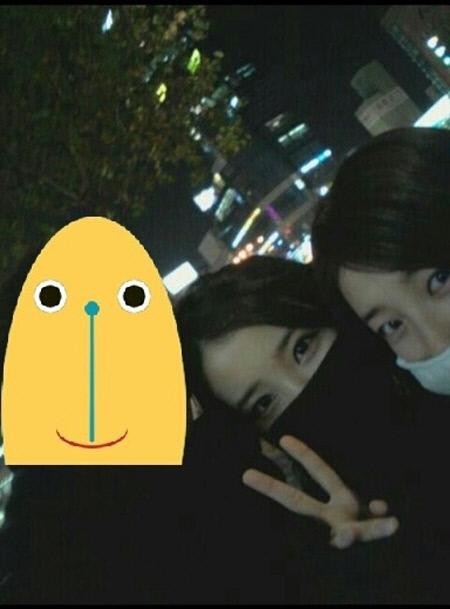 ▲ 아이유와 수지가 직찍을 공개했다. ⓒ 온라인 커뮤니티