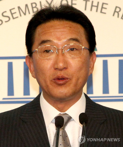 ▲ 한나라당 친박(친박근혜)계 주요 인사인 현기환(부산 사하갑) 의원이 20일 국회 정론관에서 전격적으로 불출마를 선언하고 있다. ⓒ 연합뉴스