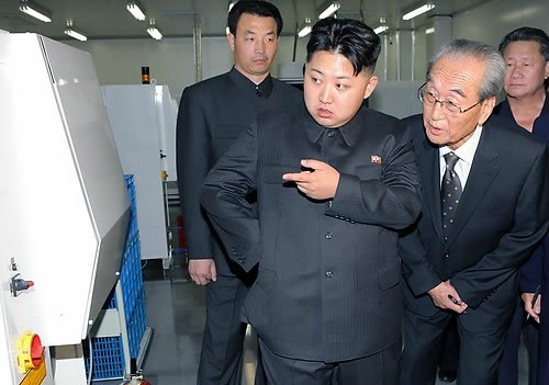 ▲ 북한 김정은이 새로 건설된 DVD 공장을 둘러보고 있다. ⓒ연합뉴스