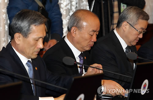 ▲ '무거운 표정의 장관들' 20일 오전 정부중앙청사에서 열린 국무회의에 참석한 김관진 국방부 장관(왼쪽부터), 김성환 외교통상부 장관, 류우익 통일부 장관이 착석해 자료를 정돈하고 있다. ⓒ연합뉴스