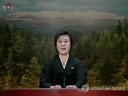 ▲ (서울=연합뉴스) 북한 조선중앙TV 아나운서가 검은 상복을 입은 채 19일 김정일 국방위원장이 17일 8시30분 과로로 열차에서 사망했다고 발표하고 있다.2011. 12. 19