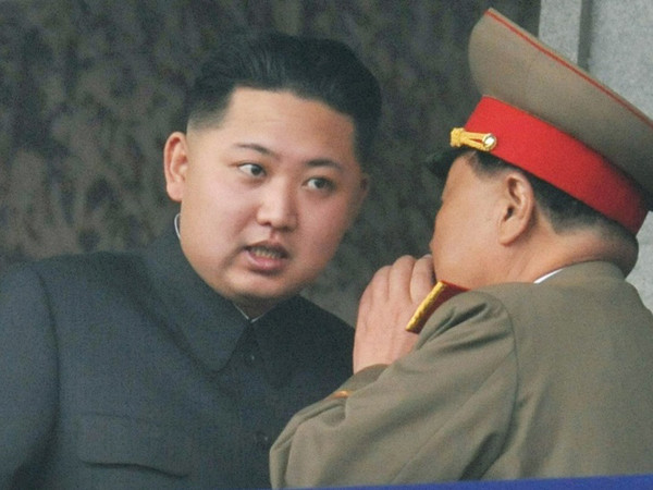 ▲ 김정일의 권력을 승계받은 김정은이 보고를 받는 모습