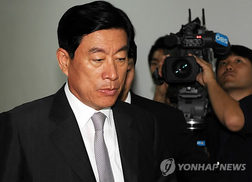 ▲ 원세훈 국정원장이 29일 오후 국회에서 열린 정보위 전체회의 출석에 앞서 위원장실로 향하고 있다. ⓒ 연합뉴스