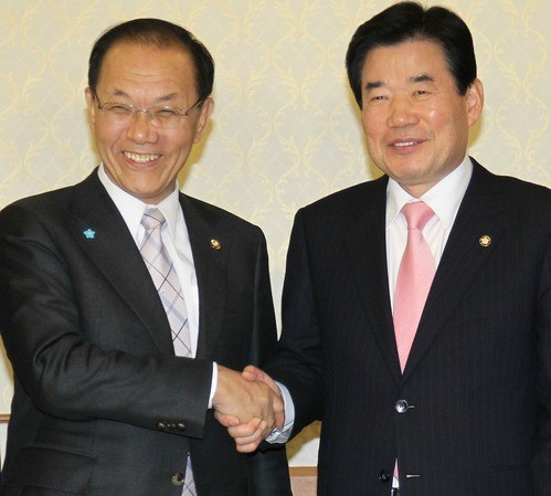 ▲ 한나라당 황우여 원내대표와 민주통합당 김진표 원내대표가 20일 오후 국회 귀빈식당에서 열린 원내대표 회동에서 인사를 하고 있다. ⓒ연합뉴스