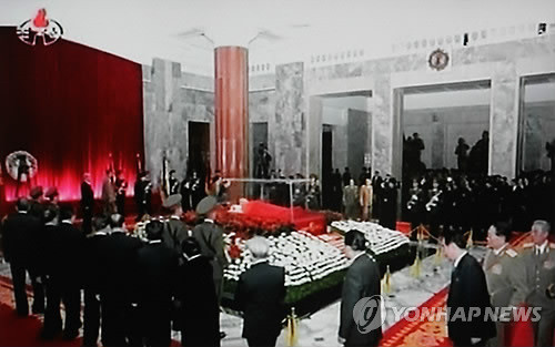 ▲ 지난 17일 사망한 김정일 시신이 사흘이 지난 20일 처음으로 공개됐다. ⓒ 연합뉴스