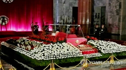 ▲ 지난 17일 사망한 김정일 시신이 사흘이 지난 20일 처음으로 공개됐다. ⓒ 연합뉴스