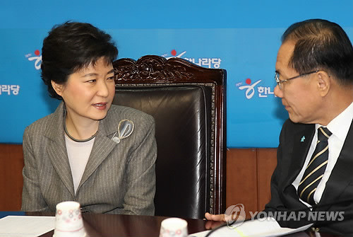 ▲ 한나라당 박근혜 비상대책위원장이 21일 오전 여의도 한나라당사에서 열린 비대위원ㆍ중진의원 간담회에서 황우여 원내대표와 이야기를 나누고 있다. ⓒ 연합뉴스