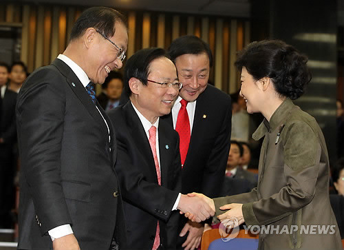 ▲ 한나라당 박근혜 전 대표가 15일 오전 국회에서 열린 의원총회에서 황우여 원내대표, 이주영 정책위의장, 이명규 원내수석부대표와 악수를 나누고 있다. ⓒ연합뉴스