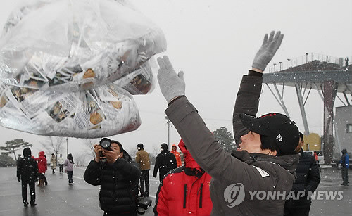 ▲ 박상학 자유북한운동연합 대표가 대북 전단물을 들어보이고 있다.