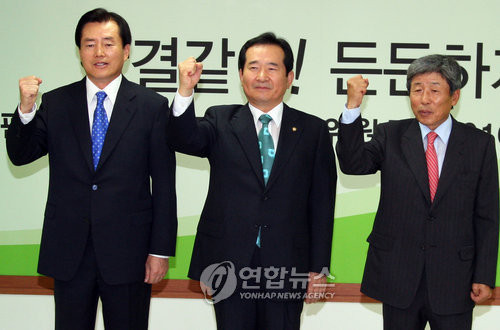 ▲ (서울=연합뉴스) 민주당 정세균 대표(사진 가운데) 시절의 유인태 전의원. 당시 서울 여의도 당사에서 2010인재위원회를 맡은 유인태 전 최고위원(왼쪽)이 뉴민주당비전위원회 김효석 위원장(왼쪽)과 함께 파이팅을 외치고 있다.ⓒ자료사진