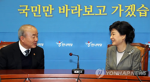 ▲ 한나라당 박근혜 비상대책위원장이 21일 오후 국회 당대표실에서 류우익 통일부장관을 만나고 있다. ⓒ 연합뉴스