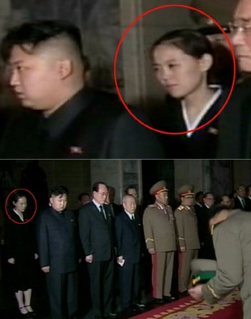 ▲ 김정은의 뒷편으로 김정은 부인으로 추정되는 20대 여성이 상복을 입고 울먹이며 서 있다.