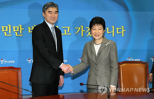 ▲ 박근혜 한나라당 비상대책위원장이 21일 국회 당 대표실에서 성김 주미대사와 회담을 가졌다. ⓒ 연합뉴스