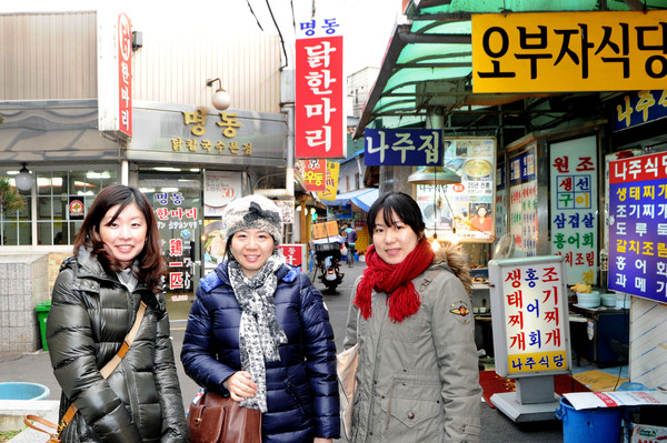 ▲ 지난 14일 동대문 시장 먹자 골목을 찾은 일본관광객들이 기념촬영을 하고 있다.