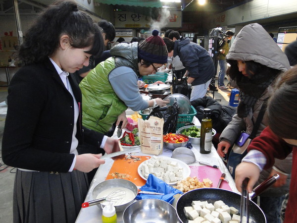 ▲ 전주 남부시장에 모인 청년들이 자신이 개발한 요리를 만들고 있다. ⓒ 이음