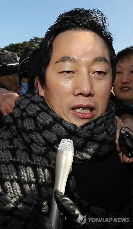 ▲ BBK 허위사실 유포 혐의 등으로 기소된 정봉주 전 민주당 의원이 22일 서울 대법원에서 열린 상고심 선고에서 징역1년을 선고받은 뒤 차량으로 향하고 있다. ⓒ 연합뉴스