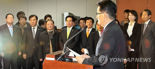 ▲ 민주통합당 박지원 전 원내대표가 22일 국회 정론관에서 전대 출마를 선언할 때 의원들과 지지자들이 기자회견을 지켜보고 있다.ⓒ연합뉴스